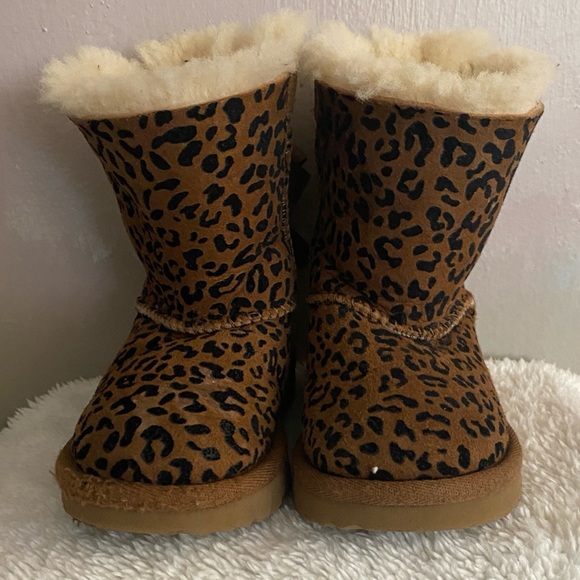 UGG Toddler Girls Bailey Leopard Boots. Gently used. Very clean size 6 - Picture 2 of 16